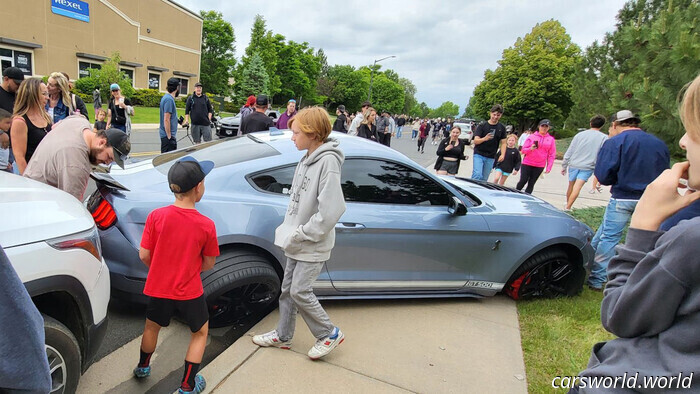 Mustang GT500 Departs the Gathering, Leaving Its Rear End Behind | Carscoops